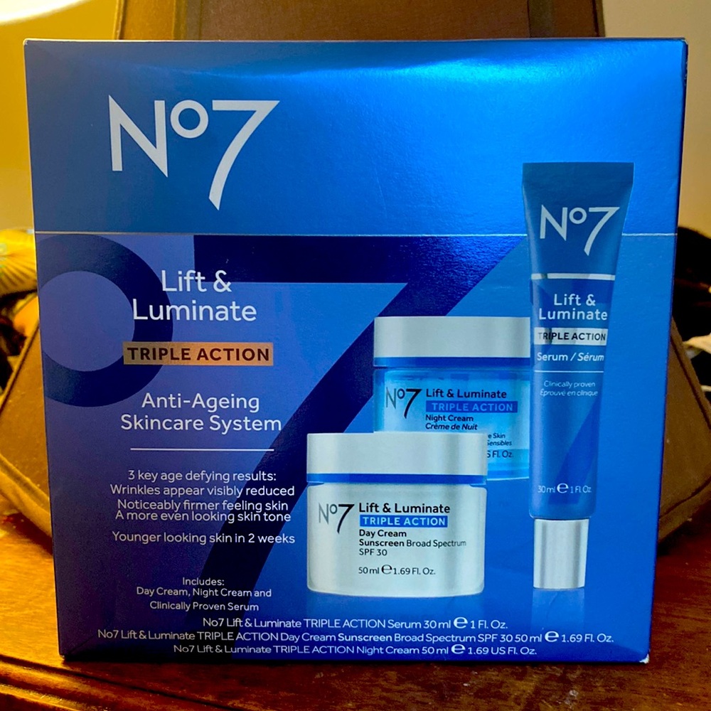 No 7 LIFT & LUMINATE  TRIPLE ACTION
